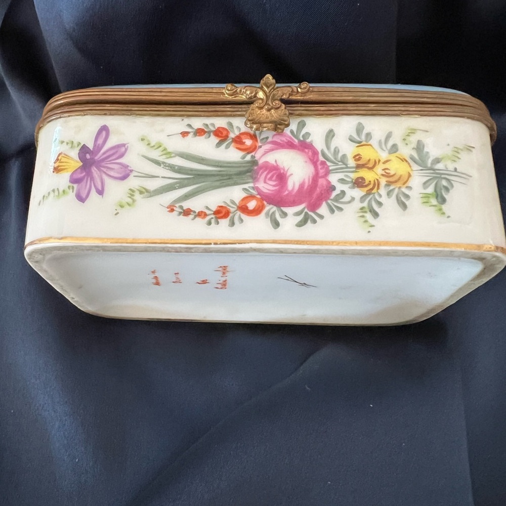 French Vintage  Porcelain Trinket Box - Picture 5 of 9